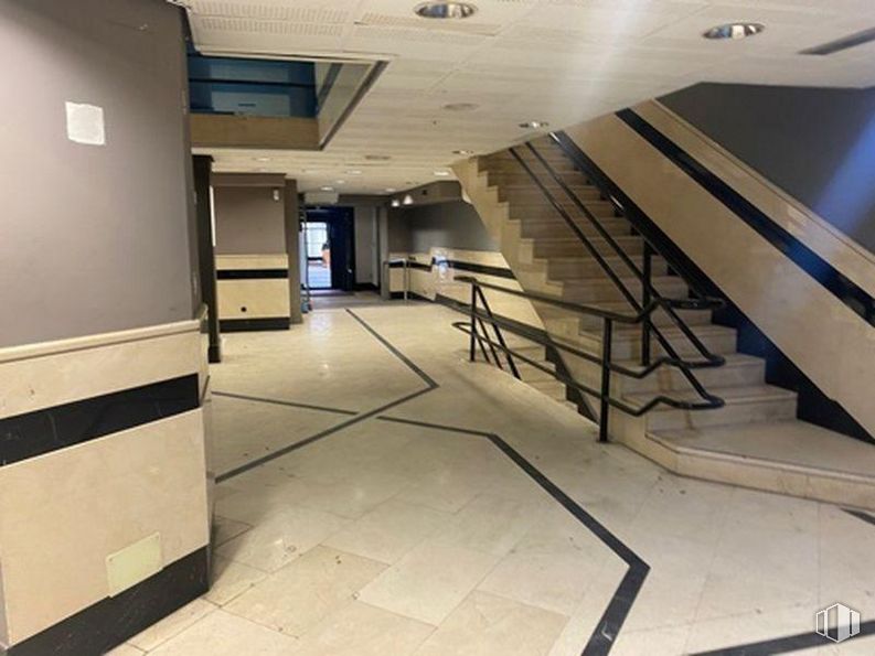 Local en alquiler y venta en Zona Gaztambide, Chamberí, Madrid, 28015 con accesorio, suelo, suelos, edificio, escaleras, espacio, material compuesto, vidrio, techo y hall alrededor