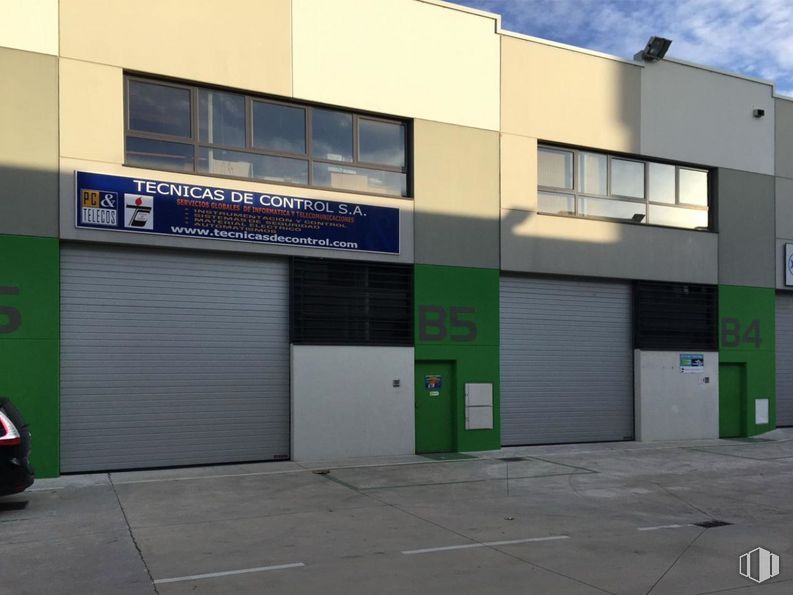 Nave en alquiler y venta en Polígono Industrial Coslada, Coslada, Madrid, 28820 con ventana, edificio, propiedad, luz de estacionamiento, accesorio, asfalto, cielo, neumático de automoción, casa y neumático alrededor