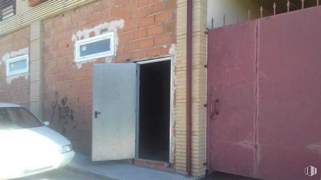 Retail for sale at Calle Silos, 2, Seseña, Toledo, 45224 with car, window, door, automotive parking light, building, brickwork, road surface, wood, brick and automotive lighting around