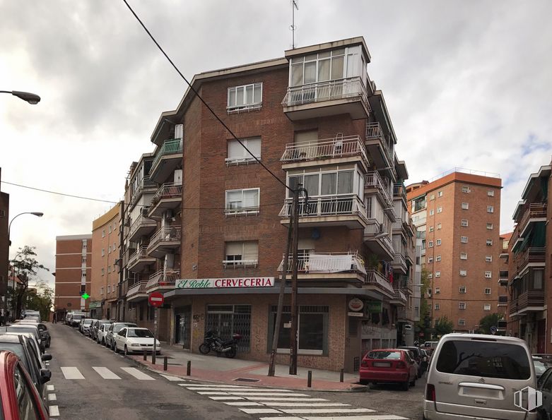 Local en venta en Calle Apóstol Santiago, 49, Ciudad Lineal, Madrid, 28017 con edificio, coche, ventana, camioneta, nube, vehículo terrestre, cielo, neumático, vehículo y rueda alrededor