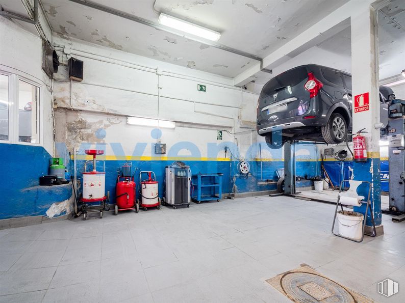 Local en venta en Calle Sandalio López, Fuencarral - El Pardo, Madrid, 28034 con coche, equipaje y bolsos, ventana, vehículo de motor, diseño automovilístico, neumático de automoción, edificio, neumático, servicio y suelos alrededor