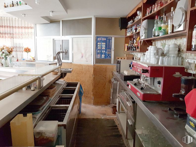 Retail for sale at Zona Parquesierra, Collado Villalba, Madrid, 28400 with kitchen sink, cabinetry, property, countertop, tap, sink, building, kitchen, kitchen stove and plumbing fixture around