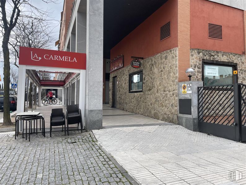 Local en alquiler y venta en Calle Camilo José Cela, 3, Las Rozas de Madrid, Madrid, 28230 con silla, mesa, material compuesto, restaurante, hormigón, toldo y restaurante de comida rápida alrededor