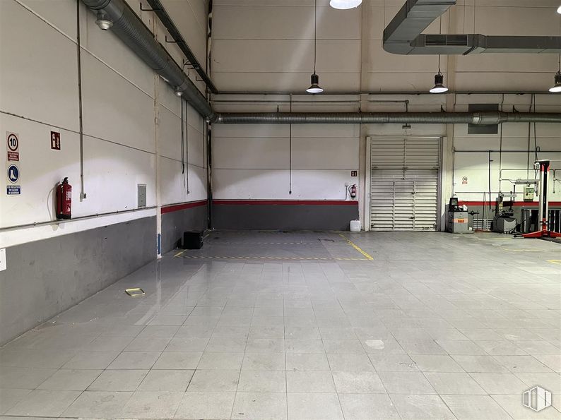 Industrial for rent at Calle Fundición, 101, Rivas-Vaciamadrid, Madrid, 28529 with floor, flooring, ceiling, hall, parking, parking lot, fluorescent lamp, basement, aluminium and garage around