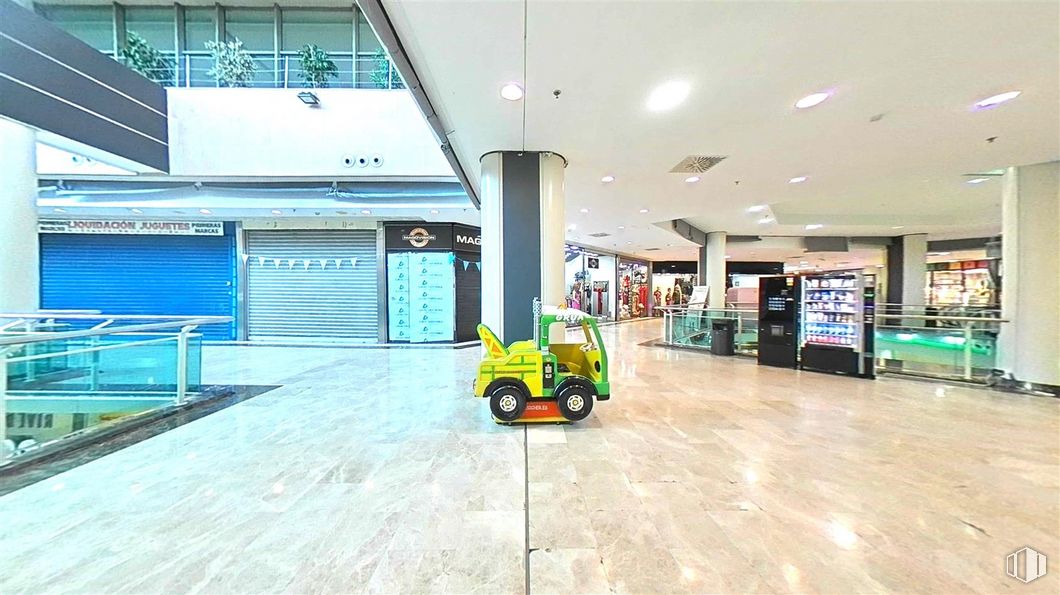 Retail for sale at Calle Alcalá, Ciudad Lineal, Madrid, 28017 with tire, wheel, building, vehicle, motor vehicle, flooring, floor, automotive design, retail and automotive tire around