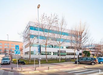 Office for rent at Edificio El Soto, Spaces Alcobendas, Avenida Bruselas, 7, Alcobendas, Madrid, 28108 with car, building, street light, wheel, land vehicle, tire, sky, vehicle, plant and window around