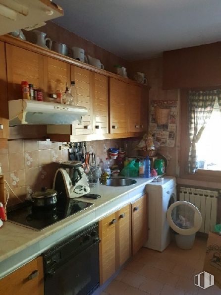 Local en venta en Avenida Serranía Ronda, Valdemorillo, Madrid, 28210 con inodoro, horno, ebanistería, fregadero de cocina, encimera, grifo, fregadero, ventana, madera y cocina alrededor