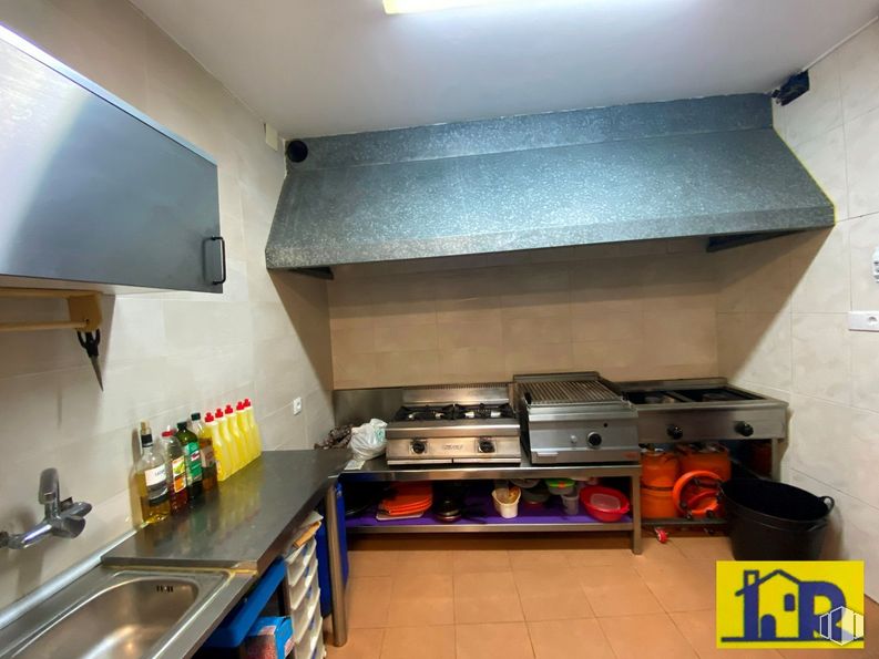 Retail for sale & for rent at Casco Antiguo, Cuenca, 16001 with sink, kitchen sink, countertop, cabinetry, kitchen appliance, kitchen stove, wood, kitchen, building and gas stove around