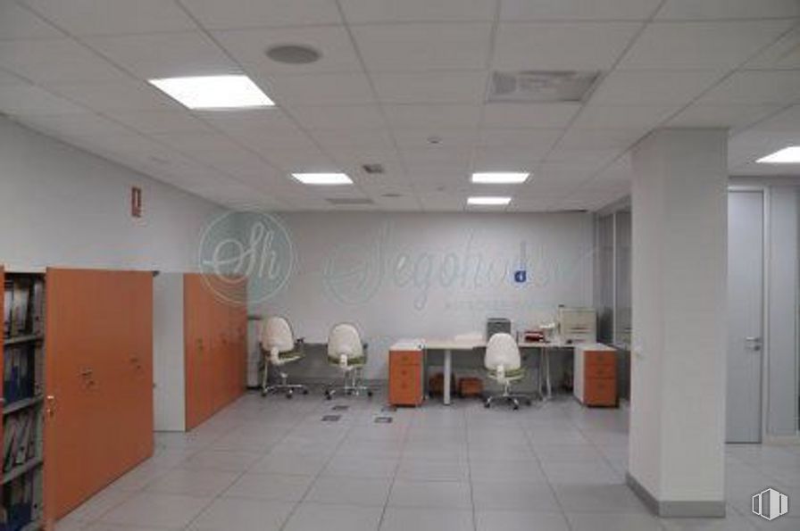 Retail for rent at Zona José Zorrilla, Segovia, 40002 with bookcase, shelf, interior design, floor, flooring, building, desk, chair, ceiling and hall around