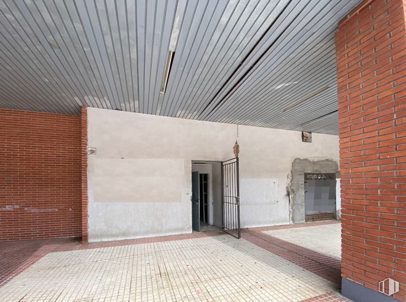 Retail for sale at Calle Jorge Luis Borges, Guadalajara, 19004 with wall, wood, floor, flooring, brick, composite material, brickwork, ceiling, building material and tile around