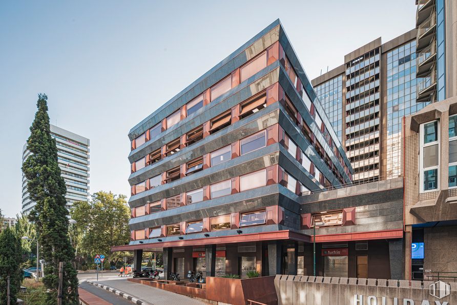 Oficina en alquiler en General Perón, 36, Tetuán, Madrid, 28020 con edificio, ventana, cielo, propiedad, planta, árbol, bloque de torres, diseño urbano, condominio y barrio alrededor