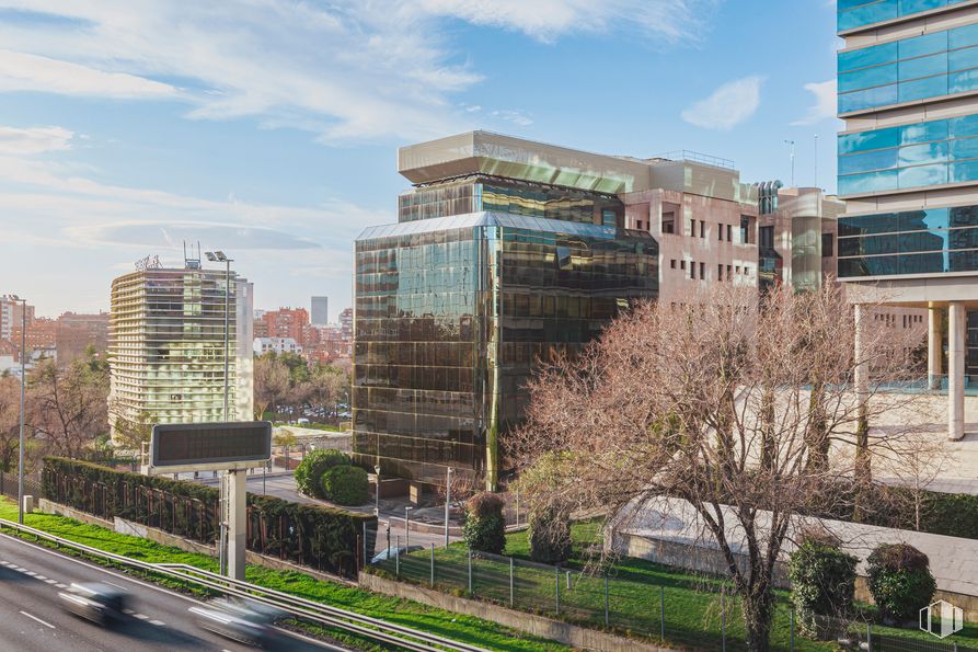 Oficina en alquiler en Edificio Merrimack II, Calle Ramírez de Arellano, 29, Ciudad Lineal, Madrid, 28043 con edificio, nube, planta, cielo, durante el día, árbol, bloque de pisos, diseño urbano, rascacielos y condominio alrededor