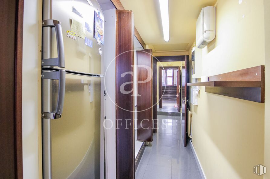 Oficina en alquiler en Zona Castillejos, Tetuán, Madrid, 28020 con refrigerador, alumbrado, accesorio, edificio, puerta, interiorismo, suelos, suelo, casa y asa alrededor