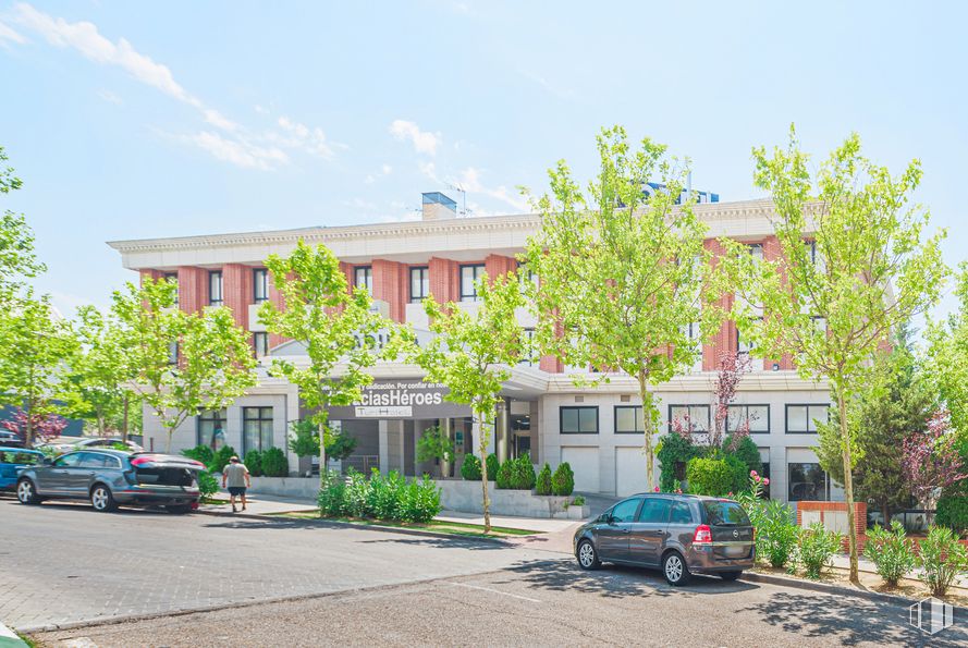 Local en alquiler en Calle Labradores, 2, Boadilla del Monte, Madrid, 28660 con coche, edificio, rueda, planta, neumático, vehículo terrestre, cielo, vehículo, nube y ventana alrededor