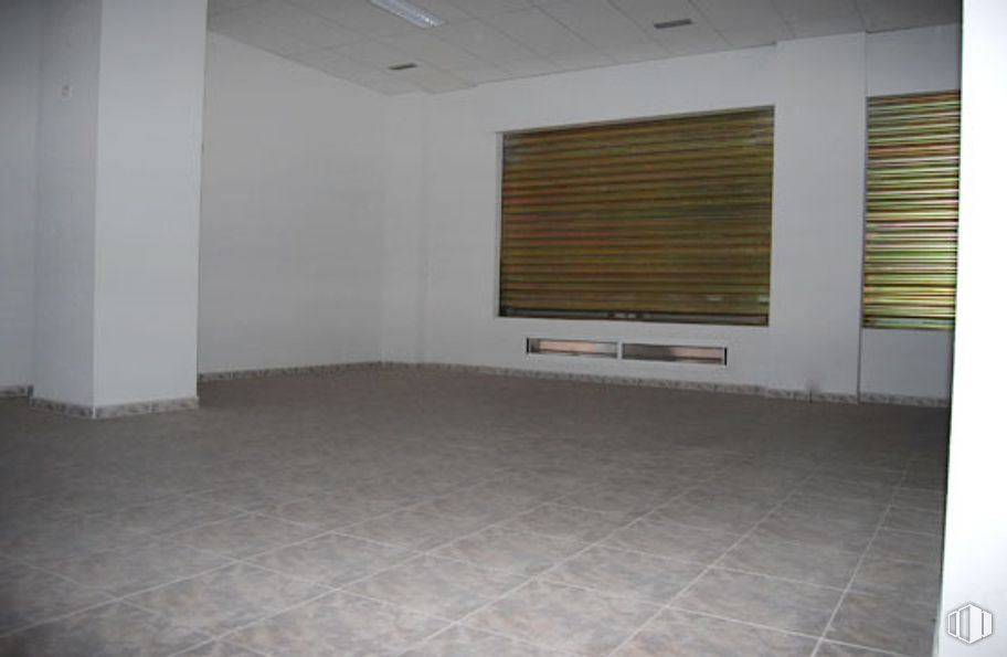 Retail for sale at Calle de los Plátanos, 2, Arévalo, Ávila, 05200 with window blind, building, wood, interior design, grey, floor, shade, flooring, material property and hall around