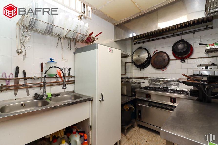 Local en venta en Zona Estación, Pinto, Madrid, 28320 con refrigerador, fregadero, encimera, fregadero, grifo, cocina, edificio, interiorismo, ebanistería y accesorios de fontanería alrededor