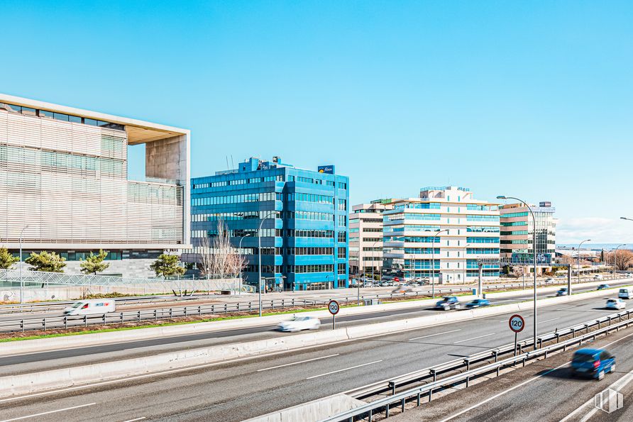 Oficina en alquiler en Avenida Sur de Barajas, 16, Barajas, Madrid, 28028 con edificio, cielo, luz de la calle, ventana, superficie de la carretera, diseño urbano, asfalto, bloque de torres, vía y condominio alrededor