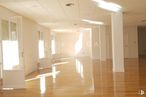 Office for rent at Zona Trafalgar, Chamberí, Madrid, 28010 with lighting, fixture, window, hall, wood, beige, flooring, material property, ceiling and hardwood around