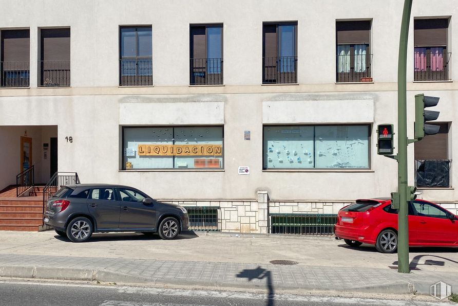 Retail for rent at Carretera Madrid, 18, Chinchón, Madrid, 28370 with car, window, building, wheel, tire, automotive parking light, land vehicle, property, vehicle and motor vehicle around