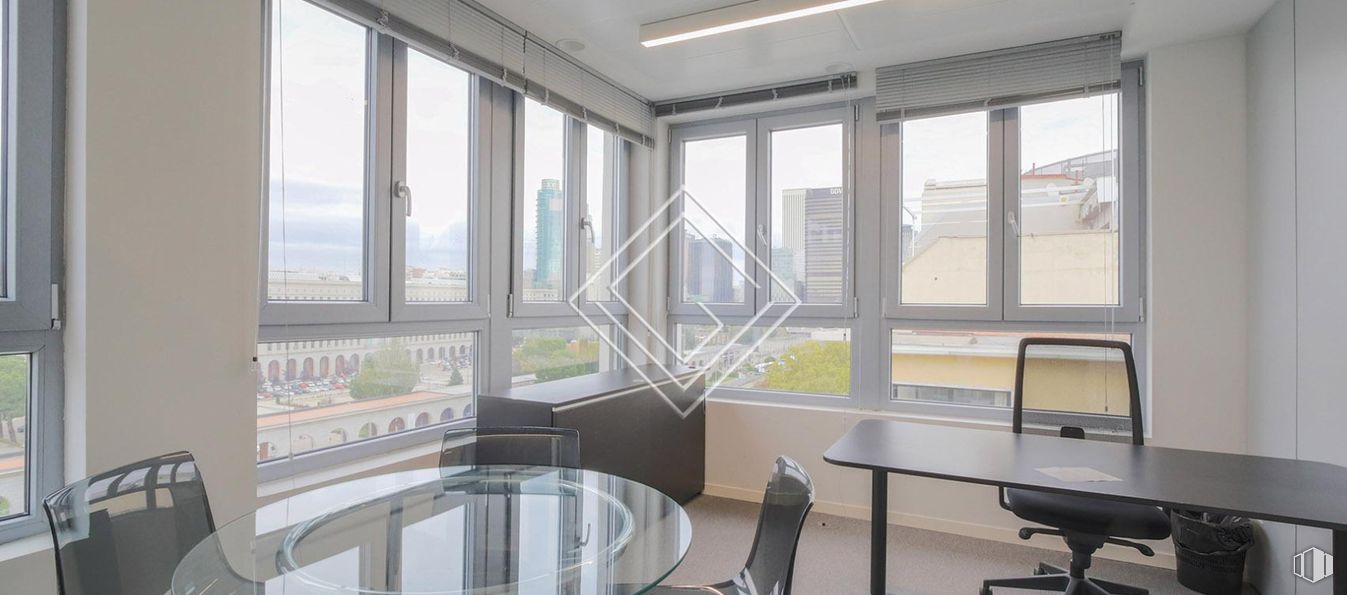 Oficina en alquiler en Paseo Castellana, Chamartín, Madrid, 28046 con silla, escritorio, lámpara, mesa, ventana, edificio, propiedad, accesorio, sombra y interiorismo alrededor