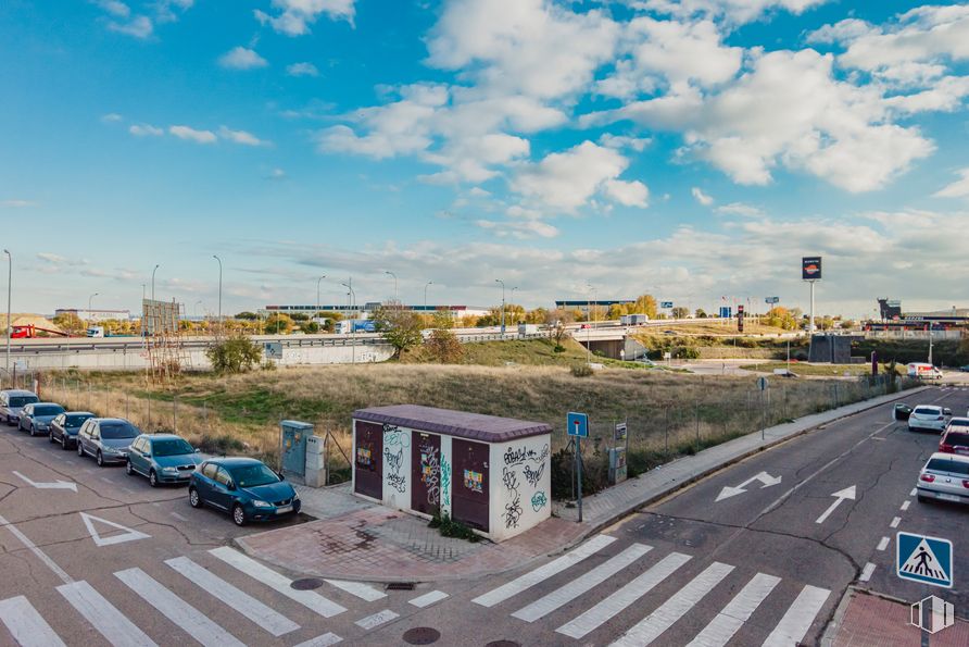 Suelo en venta en Calle Bélgica, Valdemoro, Madrid, 28341 con coche, nube, cielo, vehículo, vehículo de motor, infraestructura, planta, azul, superficie de la carretera y asfalto alrededor