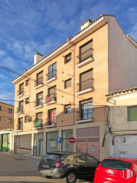 Retail for sale at Plaza Pilarejo, 6, Ocaña, Toledo, 45300 with car, building, window, tire, land vehicle, sky, cloud, vehicle, vehicle registration plate and wheel around