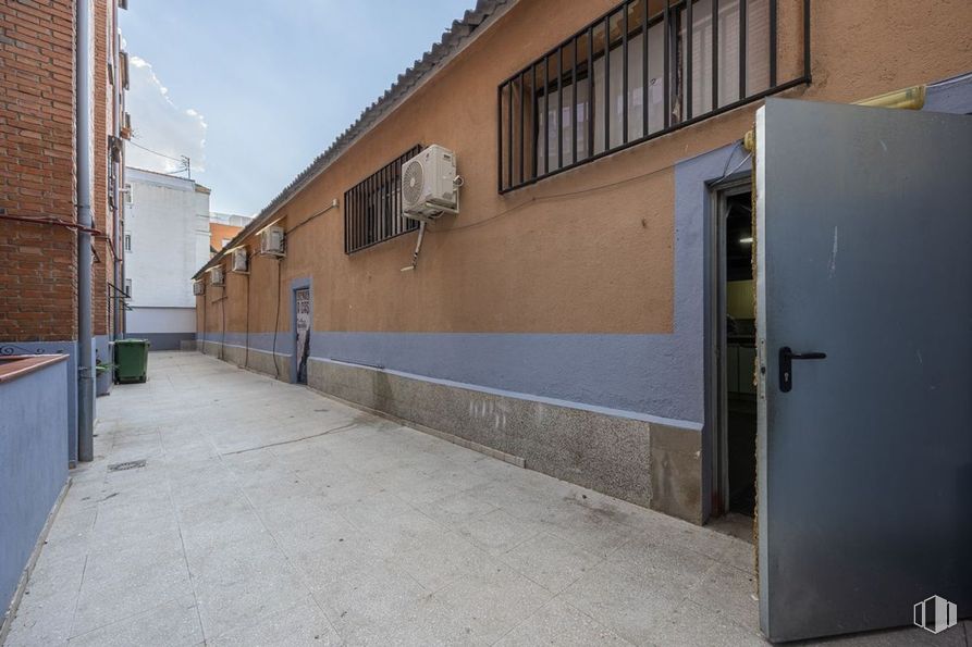 Industrial for sale at Calle José del Pino, 47, Villaverde, Madrid, 28021 with door, window, wall, composite material, concrete, alley, sidewalk, daylighting and walkway around