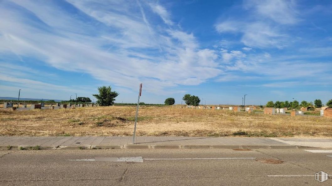 Land for sale at Avenida Bulevar Castilla La Mancha, 18, Marchamalo, Guadalajara, 19180 with cloud, sky, plant, tree, natural landscape, road surface, asphalt, land lot, cumulus and grass around