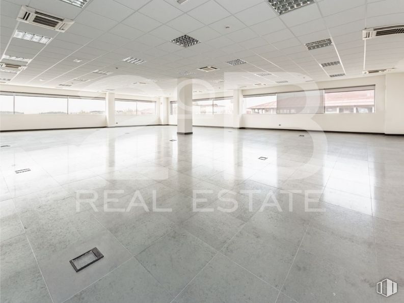 Office for sale at Rivas Centro, Plaza Constitución, 2, Rivas-Vaciamadrid, Madrid, 28529 with window, fixture, flooring, interior design, floor, tile flooring, line, building, hall, glass and ceiling around