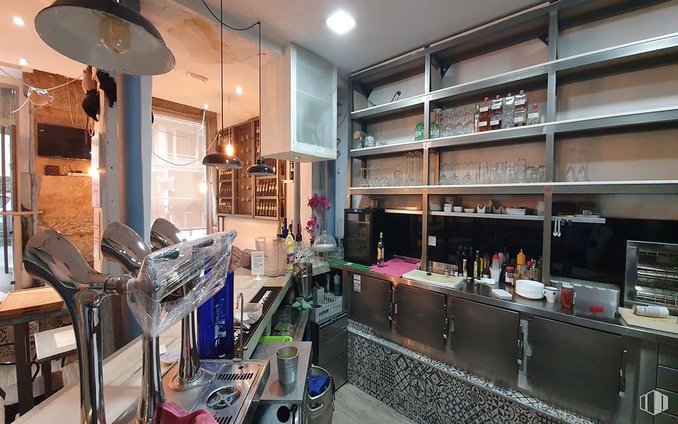 Retail for rent at Calle del Marqués de Cubas, 16, , Centro, Madrid, 28014 with lighting, shelf, cabinetry, interior design, building, countertop, shelving, wall, real estate and kitchen around