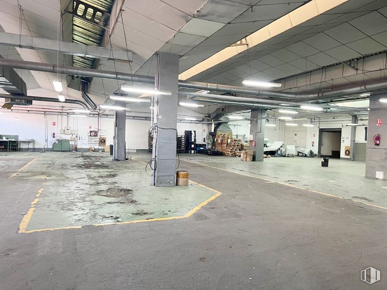 Nave en alquiler en Zona industrial, Torrejón de Ardoz, Madrid, 28850 con lámpara, alumbrado, asfalto, suelo, suelos, gas, aparcamiento, ciudad, espacio y hall alrededor