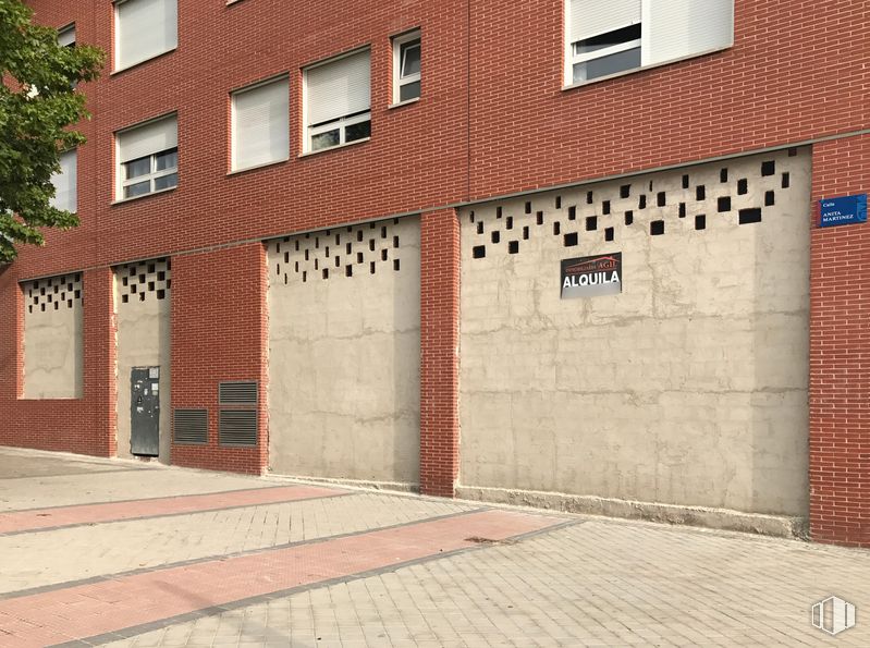 Local en alquiler en Calle Anita Martínez, Leganés, Madrid, 28918 con ventana, edificio, puerta, accesorio, superficie de carretera, madera, ladrillo, albañilería, material de construcción y suelo alrededor