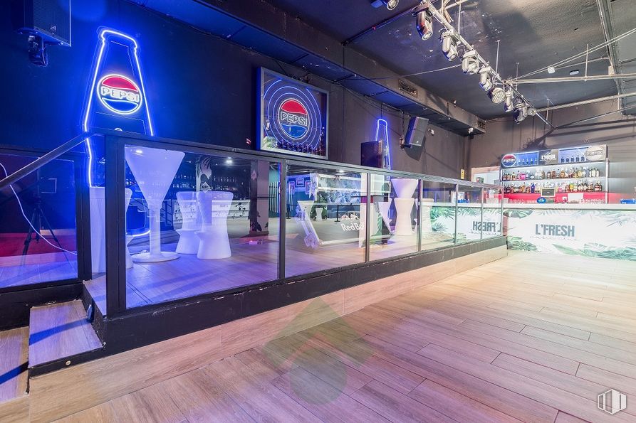 Retail for rent at Calle Bélgica, Fuenlabrada, Madrid, 28943 with floor, building, flooring, electricity, metropolitan area, electric blue, display device, wood, electronic signage and advertising around