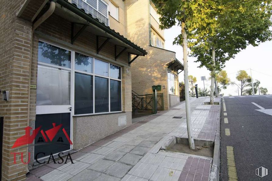 Office for rent at Zona San Antón, Toledo, 45005 with window, building, road surface, tree, plant, asphalt, urban design, neighbourhood, residential area and flooring around