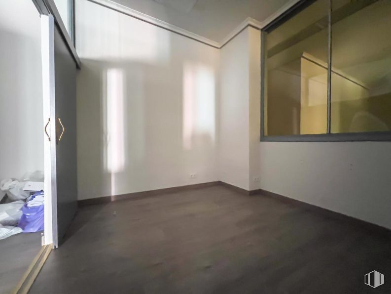 Oficina en alquiler y venta en Plaza Claudio Sánchez Albornoz, Ávila, 05001 con ventana, edificio, accesorio, pasillo, madera, sombra, suelo, piso, exterior automotriz y vidrio alrededor