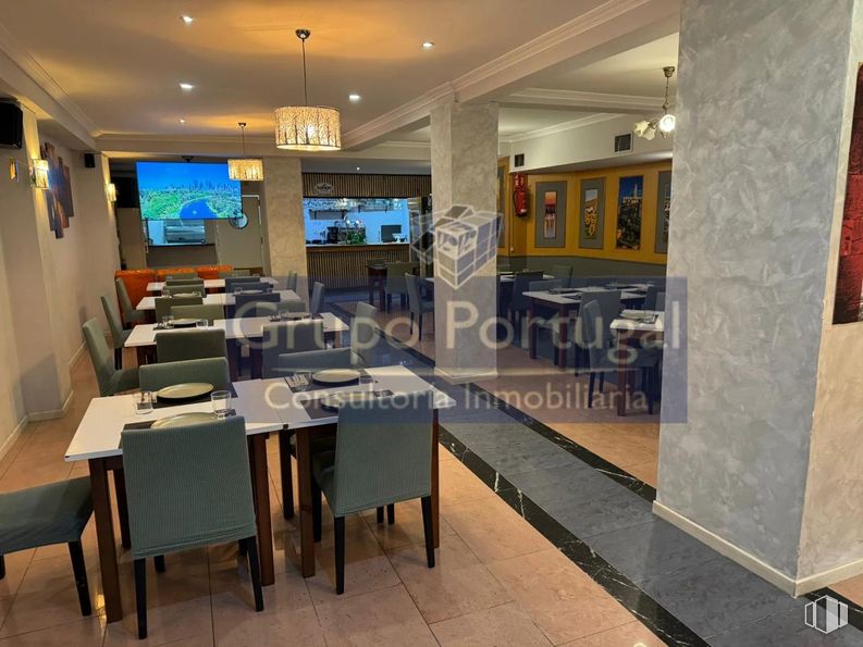 Local en alquiler en Barrio de Santo Domingo, Alcorcón, Madrid, 28921 con silla, alumbrado, lámpara, mesa, candelabro, mesa de cocina y comedor, interiorismo, suelos, mueble y techo alrededor