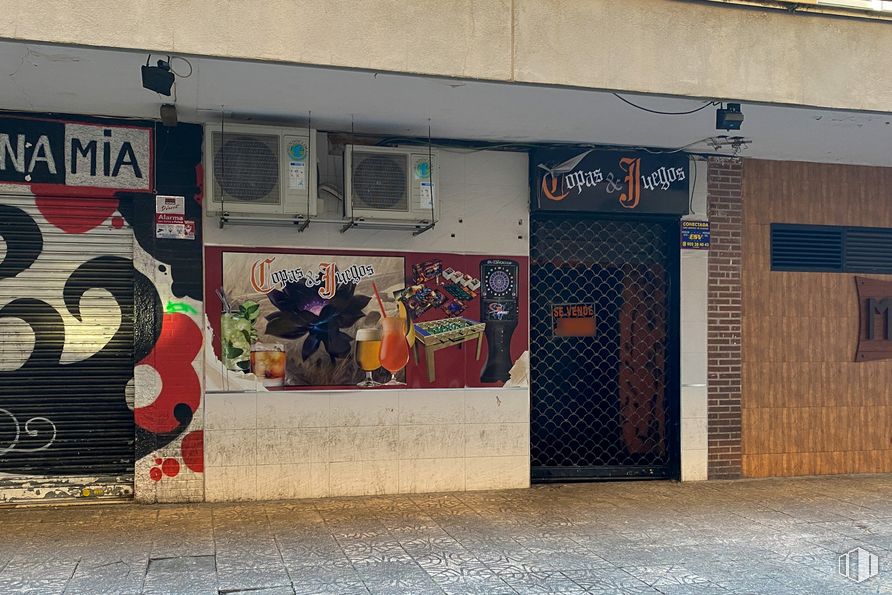 Local en venta en Avenida del Ejército, 3, Arganda del Rey, Madrid, 28500 con ventana, puerta, pintura, arte, accesorio, fachada, tintes y matices, fuente, grafiti y mural alrededor