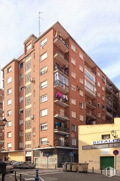 Retail for rent at Calle Sombrerería, 17, Talavera de la Reina, Toledo, 45600 with building, sky, window, cloud, tower block, condominium, urban design, house, street light and wall around