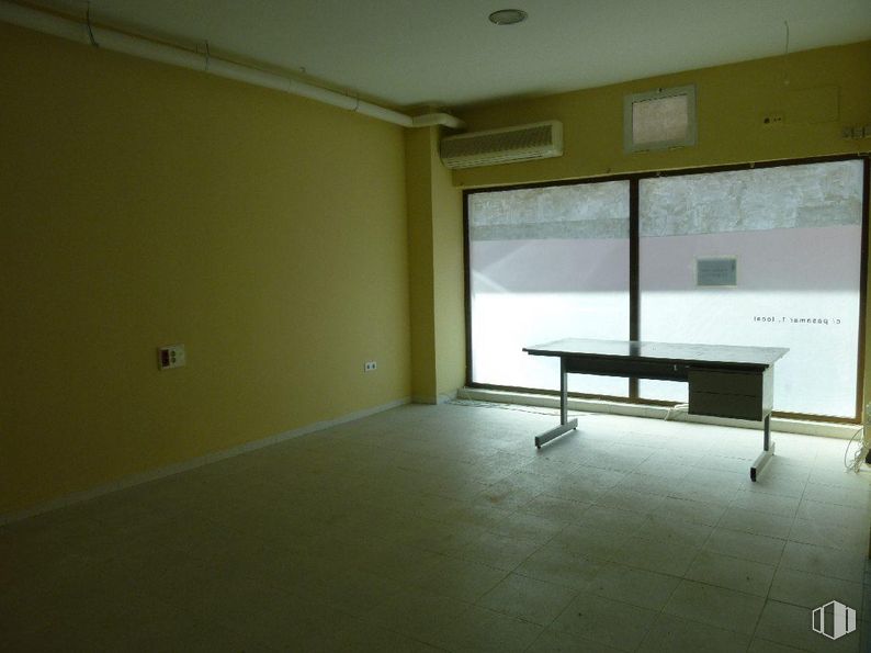 Retail for rent at Zona Estación, Las Rozas de Madrid, Madrid, 28230 with desk, building, wood, flooring, floor, fixture, shade, hardwood, window and hall around