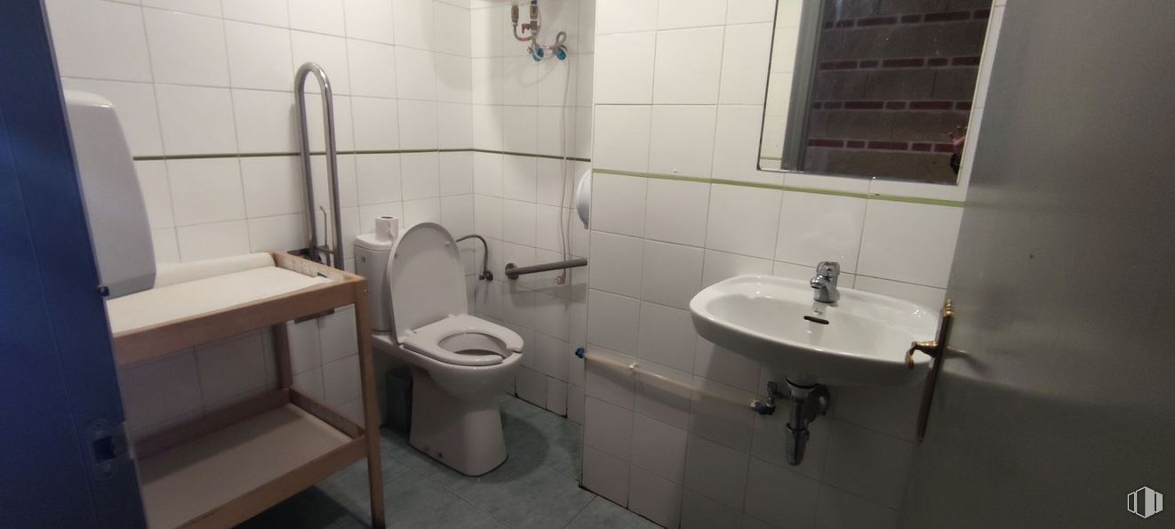 Retail for rent at Calle Nuestra Señora de Sonsoles, Ávila, 05003 with toilet, sink, plumbing fixture, property, tap, bathroom sink, purple, bathroom, interior design and building around