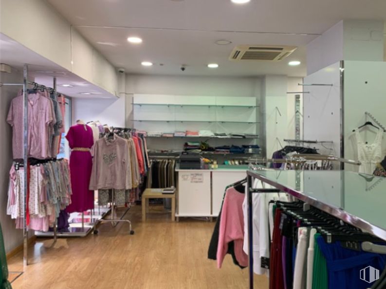 Local en alquiler y venta en Calle Marroquina, Moratalaz, Madrid, 28030 con ropa, parte superior, mueble, estante, percha, interiorismo, armario, suelo, estantería y ebanistería alrededor