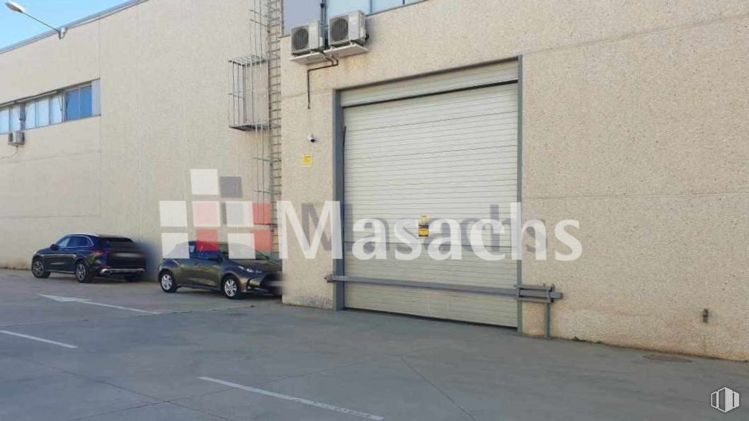 Industrial for sale at Polígono Industrial Rio Janeiro, Algete, Madrid, 28110 with car, window, automotive parking light, wheel, tire, building, automotive tire, asphalt, road surface and vehicle around