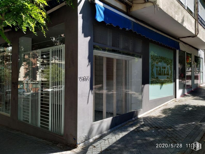 Retail for rent at Calle Ponferrada, 22, Fuencarral - El Pardo, Madrid, 28029 with facade, door, composite material, glass, concrete, shade, metal and screen door around