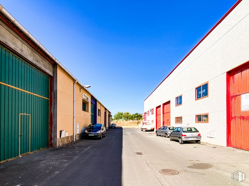 Nave en alquiler y venta en Calle Canal de Isabel II, 2, Torrelaguna, Madrid, 28180 con coche, casa, cielo, durante el día, rueda, azul, neumático, superficie de la carretera, vehículo y azure alrededor