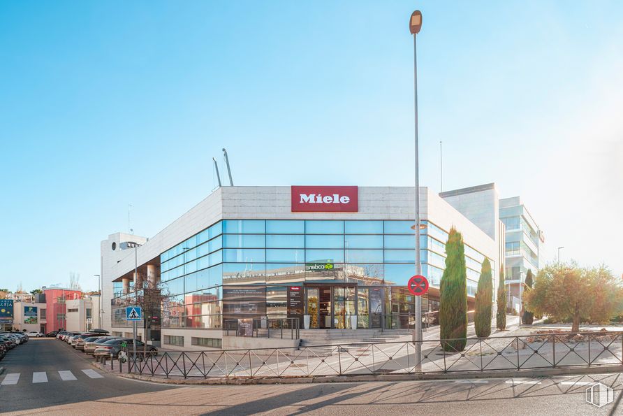 Oficina en alquiler en Avenida Bruselas, 31, Alcobendas, Madrid, 28108 con edificio, cielo, luz de la calle, diseño urbano, fachada, casa, edificio comercial, ciudad, asfalto y carretera alrededor