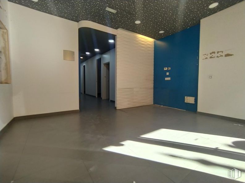 Retail for rent at Avenida Portugal, Ávila, 05001 with property, interior design, flooring, floor, fixture, material property, hall, ceiling, art and space around