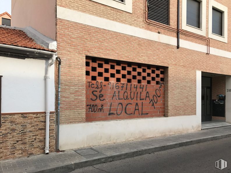 Local en alquiler y venta en Calle Gonzalo de Córdoba, 23 – 25 , San Fernando de Henares, Madrid, 28830 con ventana, superficie de carretera, madera, albañilería, edificio, ladrillo, asfalto, pared, material de construcción y área residencial alrededor