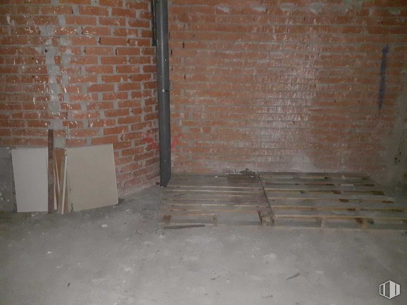 Retail for sale at Calle Fuenlabrada, Carabanchel, Madrid, 28019 with wood, building material, flooring, floor, brickwork, road surface, brick, composite material, gas and tints and shades around