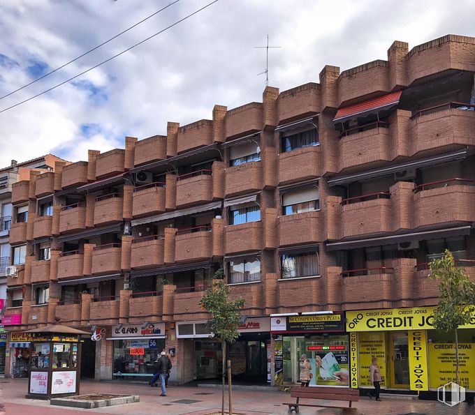 Local en venta en Calle Madrid, 96, Getafe, Madrid, 28902 con edificio, cielo, nube, día, ventana, infraestructura, bloque de torre, condominio, diseño urbano y luz de la calle alrededor