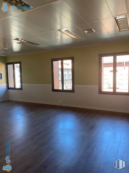 Office for rent at Zona Casco Histórico, Alcalá de Henares, Madrid, 28801 with window, property, building, fixture, wood, hall, interior design, flooring, floor and wall around